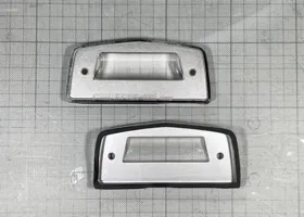 ライセンスランプの光量をレンズで調整 02