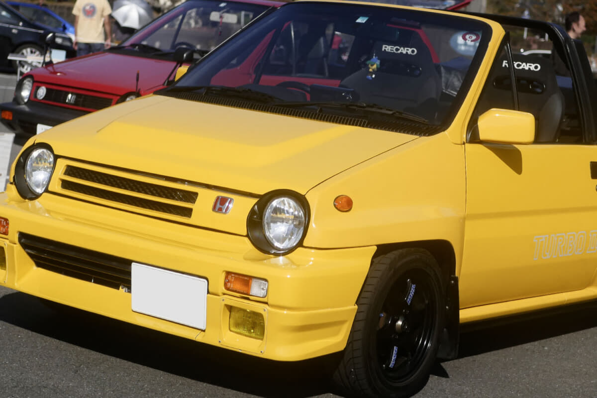 TURBO IIデカールの黄色いカブリオレ