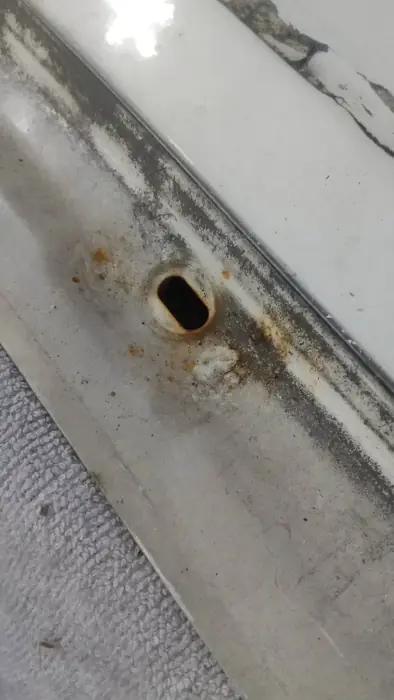 縁の錆穴
