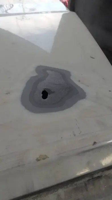 地金の貫通穴