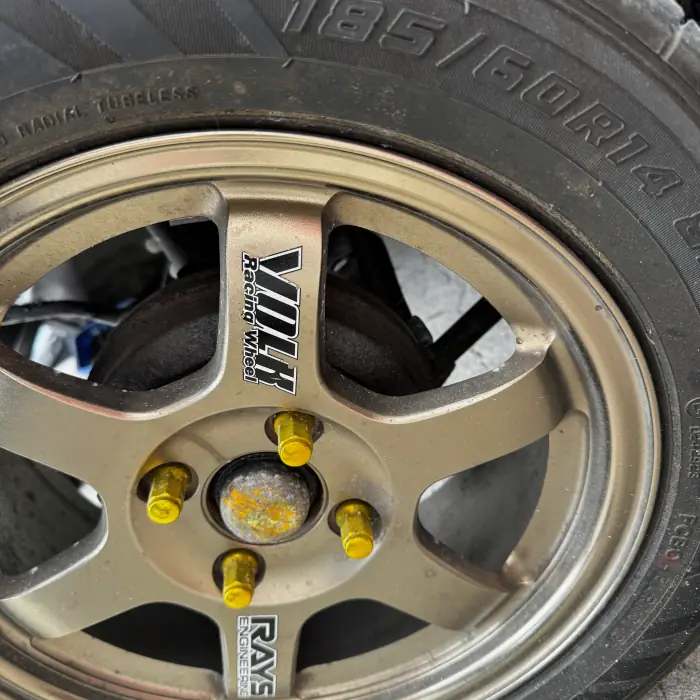 サイズは185/60R14。AD07は2000年代の銘柄