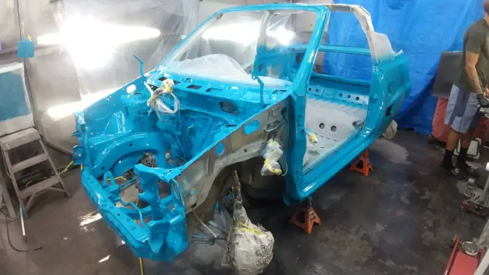 マイアミブルー塗装の車体