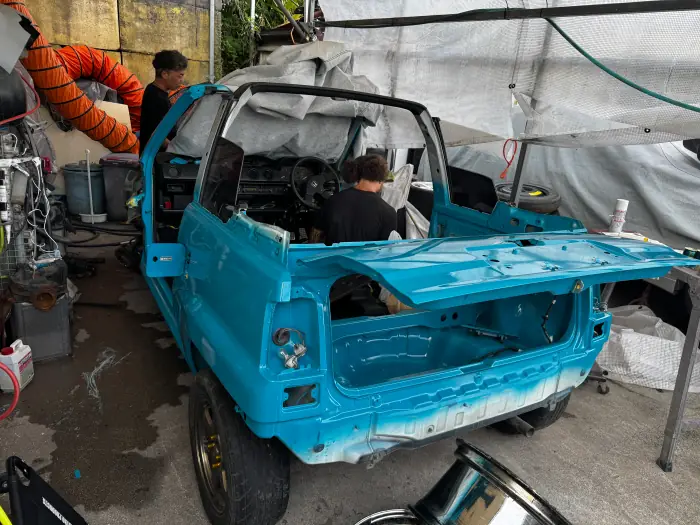 塗装後の車体組み付けマイアミブルー
