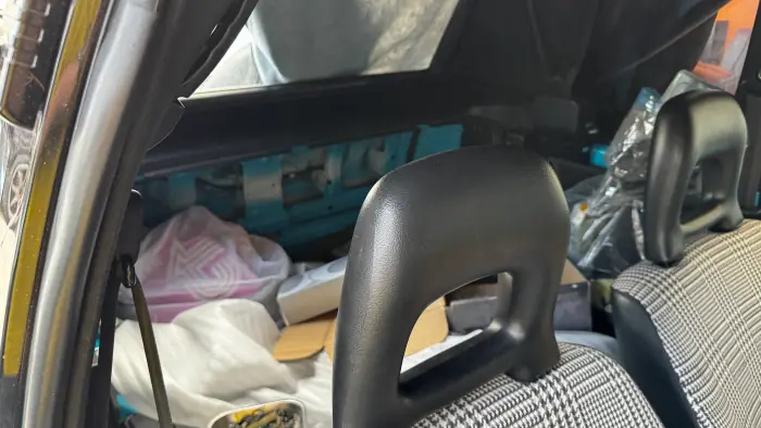 組み付け中の室内