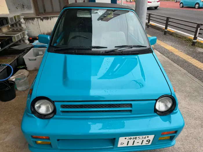 マイアミブルーに塗り上がったカブリオレ