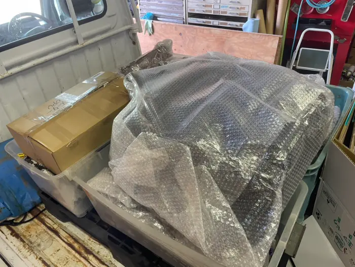 軽トラの荷台に積んだ部品