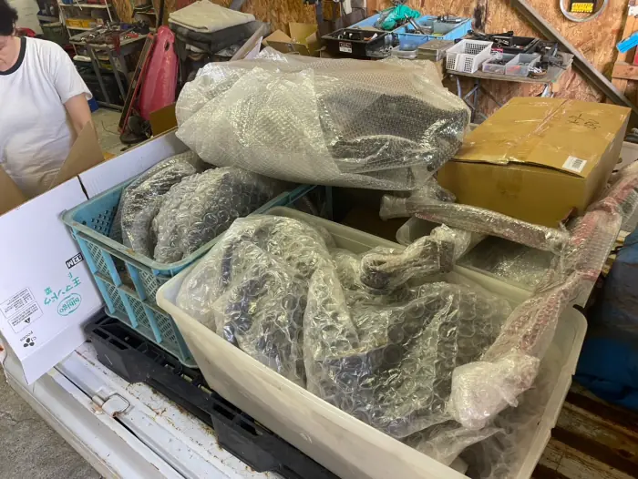 部品の積み込み作業